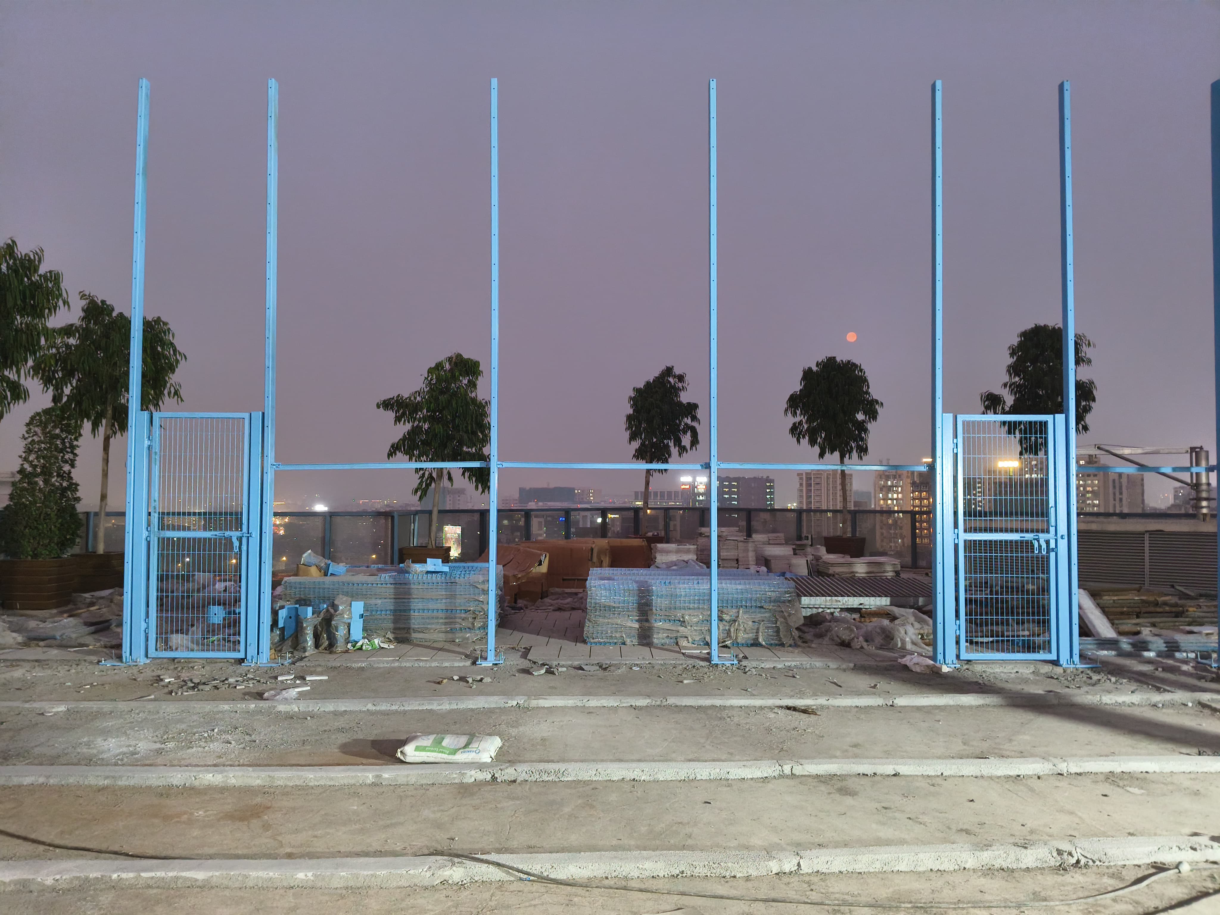 Vertical post grid structure with integrated entry gate opening