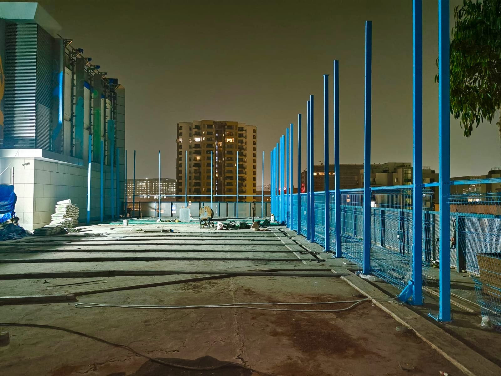 Perimeter alignment around court enclosure